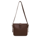 Schicke dunkelbraune minimalistische PU-Leder Beuteltasche mit Schultergurt und Klappe - Kaffeebraun