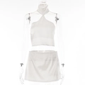 Detalle de conjunto de satén blanco con top halter y minifalda en maniquí transparente - L / Blanco