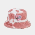 Détail d'un chapeau cloche en fausse fourrure rose à motif vache avec patch chat - M (56-58cm) / Rose