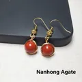 Vue macro de boucles d'oreilles en agate rouge avec fil en or 14K enveloppé à la main - Paire d'Agate Rouge du Sud
