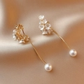 Dettaglio di orecchini a fiore con nappe, petali bianchi, strass e perle grandi - Stile Fiore Oro e Bianco (HE7799)