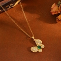 Detailansicht der Schmetterlingskette mit Smaragd-Edelstein und Pavé-Diamanten - Gold Schmetterling Grün Zirkonia Halskette (T031)