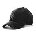 Detalle de gorra de béisbol negra con textura encerada y visera curva en vista lateral - Talla Única(Ajustable) / Negro