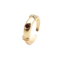 Gouden geometrische open ring met rode edelsteen en spiraalpatroon op een witte basis - Verstelbaar Open / Rood