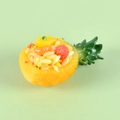 Modello realistico di riso fritto all'ananas con vivaci dettagli in giallo e verde - Oggetto di scena fragola e ananas