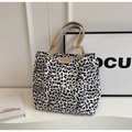 Borsa tote in tela leopardata con toppa in pelle Boons e manici kaki - Bianco leopardo