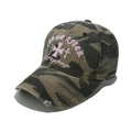 Gros plan sur les broderies roses et détails usés d'une casquette de baseball camouflage - Camouflage de la Jungle (C)