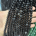 Hand hält polierte schwarz gestreifte Natursteinperlen für DIY-Schmuckherstellung - 4mm (ca. 88 Perlen) / Gestreifter schwarzer Achat A243