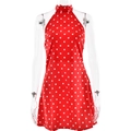 Detailweergave van de rode polkadot halterjurk stof en naadloze afwerking - S / Rood
