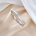Bracelet jonc minimaliste en acier argenté avec incrustation de nacre et trois cristaux - Argent (Q416)