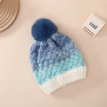Dettaglio del cappello in maglia per bimbi con sfumature blu e bianco e pompon morbido - 1-3 Anni / Gradiente Blu