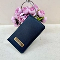 Minimalistisches langes blaues Leder-Portemonnaie mit goldenem Logo auf rosa Hintergrund - Schwarz