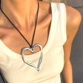 Collier pendentif cœur évidé argenté surdimensionné avec cordon noir sur un modèle - Coeur Argent Évidé (Cordon Noir)