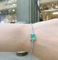 Primer plano de una pulsera de plata con una gema verde rectangular y pequeños diamantes - Pulsera Esmeralda [16cm+5cm de extensión]