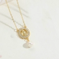 Detailaufnahme der vergoldeten Jungfrau Maria Kette mit weißen Zirkonia und Perle - Weiße Zirkonia Jungfrau Maria Stil