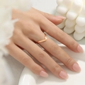 Anillo minimalista en forma de V de acero de titanio oro rosa lucido en el dedo - Capa Única / Oro rosa