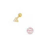 Gros plan sur un clou d'oreille triangle en argent S925 doré serti de zircons cubiques - Triangle Zirconia Unique / Or