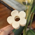 Vue détaillée d'une pince à cheveux fleur crème en acrylique avec ressort en métal - Moyen (8cm) / Blanc Uni