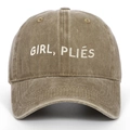 Détail de la broderie GIRL, PLIÉS sur casquette de baseball en coton lavé kaki - Taille unique / Kaki