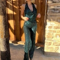 Detail eines dunkelgrünen Pailletten-Jumpsuits mit Neckholder und tiefem V-Ausschnitt - S / Grün