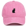 Detailansicht der schwarzen Katzenstickerei auf der rosa gewaschenen Baumwollkappe - Rosa