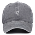 Casquette de baseball en coton délavé gris foncé avec broderie cœur blanc de face - Gris