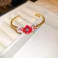 Bracelet jonc ouvert doré avec fleurs en émail colorées et cristaux de zircon brillants - Style Fleur en Émail Rouge Doré