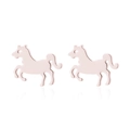 Dettaglio di orecchini a perno a forma di pony in oro rosa su uno sfondo bianco - Oro Rosa