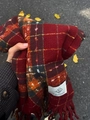 Écharpe à carreaux rouges doux avec texture laine et franges sur feuilles d'automne - Carreaux Rouges Warm Beacon
