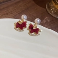 Orecchini a forma di pony dorati con velluto rosso, strass e perle su piatto bianco - Rosso (Perno per orecchino in argento)