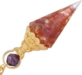 Detailansicht eines hexagonalen Kristall-Pendels mit goldener floraler Metallkappe - Roter Achat