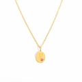 Collana in acciaio al titanio dorato con zircone rosa e pendente lettera U su sfondo bianco - U-Gemma Rosa