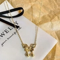 Collana con ciondolo a farfalla dorata con ali incise e perle su cartoncino display - Oro - Stile Farfalla Premium