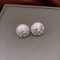 Vue détaillée de boucles d'oreilles sphériques argentées avec surface martelée texturée - Boucles d'Oreilles Clous Martclées Rondes Argentées (Silver Earring Post)