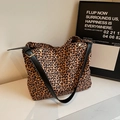 Sac fourre-tout tendance imprimé léopard avec bretelles en cuir noir et boucles dorées - Marron