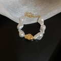Vista detallada de la pulsera de perlas barrocas con cuenta de metal dorado y cierre - Pulsera / Pulsera - Dorado
