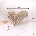Primer plano detallado de un colgante de corazón con cristales de 3 cm de ancho y 2,5 cm de alto - Corazón de Diamantes de Imitación Dorado