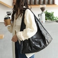 Bolso tote grande negro de moda con textura arrugada para uso diario casual - Negro