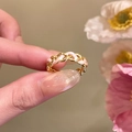 Detalle de anillo trenzado bañado en oro de 18k con esmalte rosa y circonitas finas - Estilo de Trenza de Doble Torsión (HR2521)