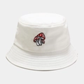 Dettaglio del ricamo a funghi rossi e bianchi su cappello a secchiello in cotone bianco - M (56-58cm) / Bianco