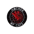 Dunkler Emaille-Pin Mother of Cats mit rotem dreiköpfigem Katzenlogo auf weißem Grund - Dreικöpfiges Katzensiegel (QHXZ238)