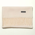 Vue détaillée d'une écharpe en cachemire beige avec texture douce et étiquette - 70cm / Blanc Cassé
