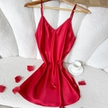 Elegantes rotes Satin-Nachthemd mit Spaghettiträgern und V-Ausschnitt auf Holzbügel - S / Rot