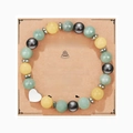 Dettaglio del bracciale con perline in pietra naturale e cuore su biglietto auguri - Bracciale in Pietra Giallo Verde + Biglietto Buon Compleanno