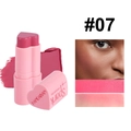 Cremiger, rosenrosa Kontur- und Rougestab Nr. 07 mit Make-up-Beispiel am Modell - 07# Matt Rose