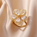 Elegante anillo de flor dorada con pétalos de cristal sobre seda champán - Flor de Gota Transparente Dorada (G3014469G-2)