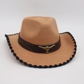 Sombrero de vaquero clásico de fieltro camello con banda de cuero y cabeza de toro - Estilo Insignia Cabeza de Toro Dorada / Camel Borde Negro