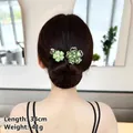 Détail du bigoudi élégant aux fleurs de zircon vert, longueur 34cm et poids de 41g - Cœur Vert