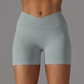 Dettaglio della vita alta con design a V incrociato sui pantaloncini da yoga grigi - Taglia S / Pantaloni e gonne / Grigio chiaro