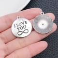 Silberner runder Vintage-Anhänger mit I LOVE YOU Gravur und Unendlichkeitssymbol-Charm - Runder Antiksilber ILOVEYOU Buchstabenanhänger (8998)